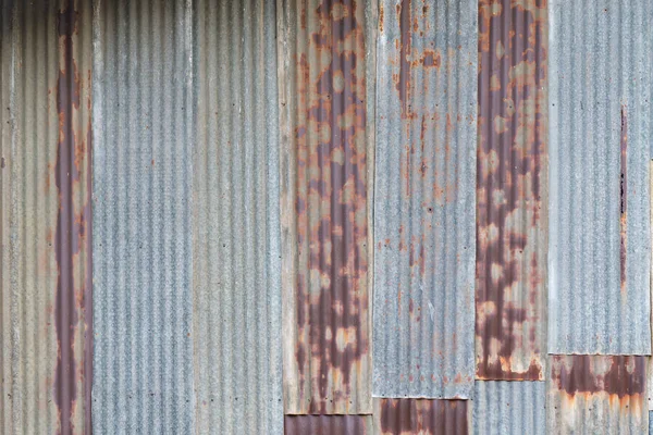 오래 된 녹슨 골된 주석 아연 금속 빈티지 음색에 있는 벽. — 스톡 사진
