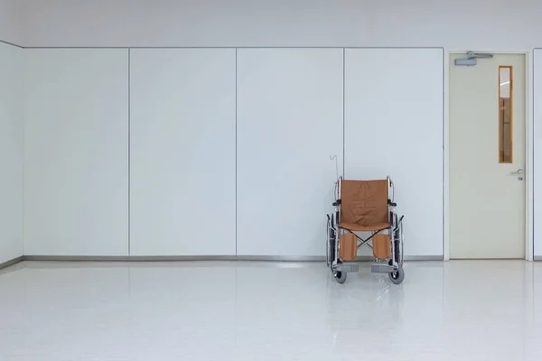 患者または無効に空の車椅子駐車で空の部屋 — ストック写真