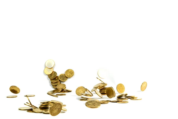 Caindo moedas de ouro dinheiro isolado no fundo branco, busin — Fotografia de Stock