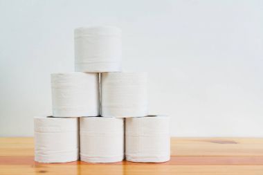 Beyaz doku kağıt veya tuvalet kağıdı ahşap masa üzerinde beyaz w üzerinde