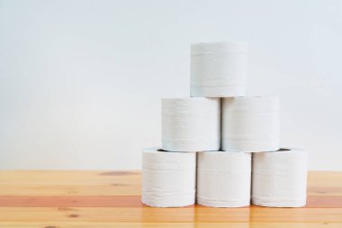 Beyaz doku kağıt veya tuvalet kağıdı ahşap masa üzerinde beyaz w üzerinde