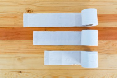 Beyaz doku kağıt veya tuvalet kağıdı ahşap tablo.