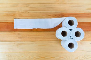 Beyaz doku kağıt veya tuvalet kağıdı ahşap tablo.