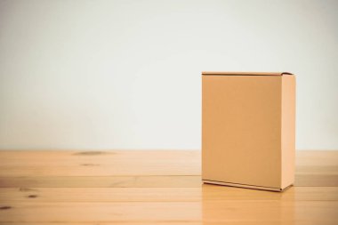 Ahşap tablo kopya alanı boş kahverengi karton kutu.