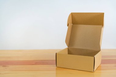 Ahşap tablo kopya alanı boş kahverengi karton kutu.