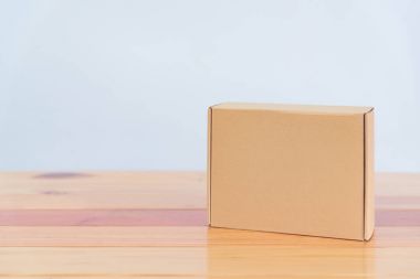 Ahşap tablo kopya alanı boş kahverengi karton kutu.