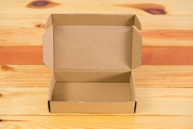 Ahşap tablo kopya alanı boş kahverengi karton kutu.