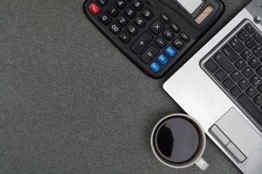 Dizüstü bilgisayar ya da dizüstü bilgisayar, hesap makinesi ve kahve wor üzerinde