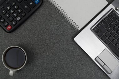 Dizüstü bilgisayar ya da dizüstü bilgisayar, hesap makinesi ve kahve wor üzerinde