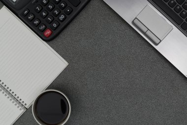 Dizüstü bilgisayar ya da dizüstü bilgisayar, hesap makinesi ve kahve wor üzerinde