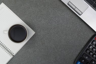 Dizüstü bilgisayar ya da dizüstü bilgisayar, hesap makinesi ve kahve wor üzerinde