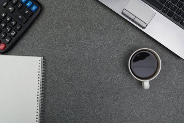 Dizüstü bilgisayar ya da dizüstü bilgisayar, hesap makinesi ve kahve wor üzerinde