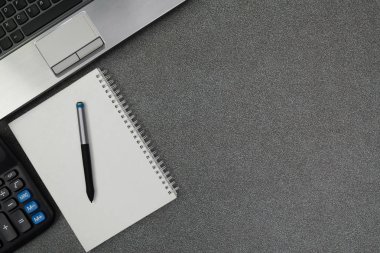 Dizüstü bilgisayar ya da defter ve diğer aygıt, hesap makinesi ve değil