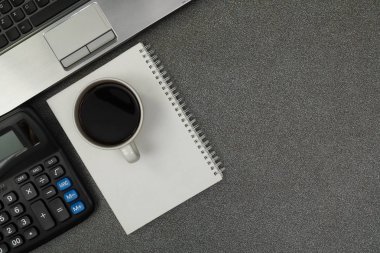 Dizüstü bilgisayar ya da dizüstü bilgisayar, hesap makinesi ve kahve wor üzerinde