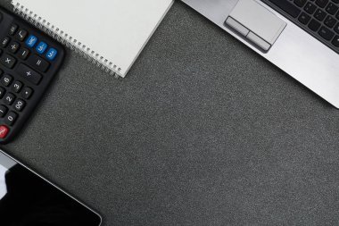 Dizüstü bilgisayar ya da defter ve diğer aygıt, hesap makinesi ve değil