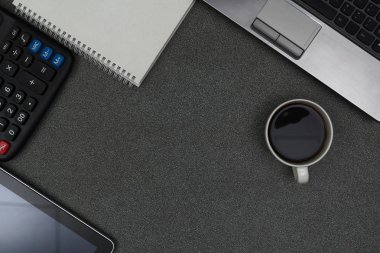 Dizüstü bilgisayar ya da dizüstü bilgisayar, hesap makinesi ve kahve wor üzerinde