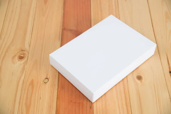 Regalo blanco vacío en mesa de madera con espacio para copiar . — Foto de Stock