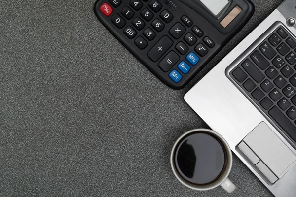 Dizüstü bilgisayar ya da dizüstü bilgisayar, hesap makinesi ve kahve wor üzerinde