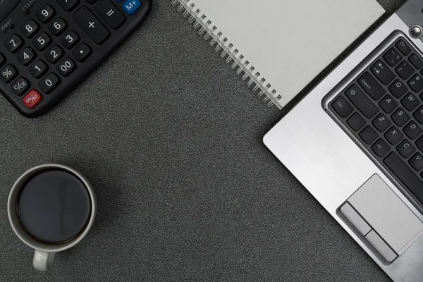Dizüstü bilgisayar ya da dizüstü bilgisayar, hesap makinesi ve kahve wor üzerinde