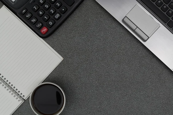 Dizüstü bilgisayar ya da dizüstü bilgisayar, hesap makinesi ve kahve wor üzerinde