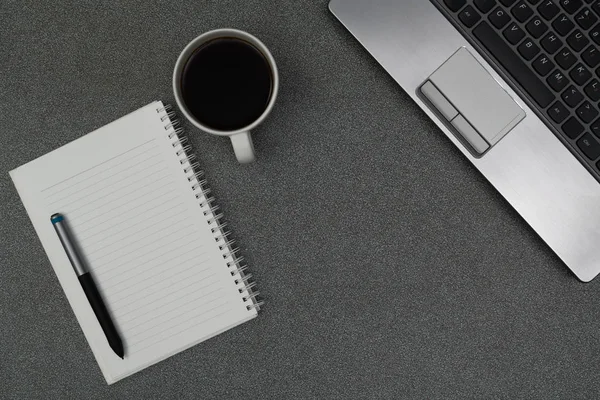 Bärbara datorn eller notebook, Obs och kopp kaffe på arbeta t — Stockfoto