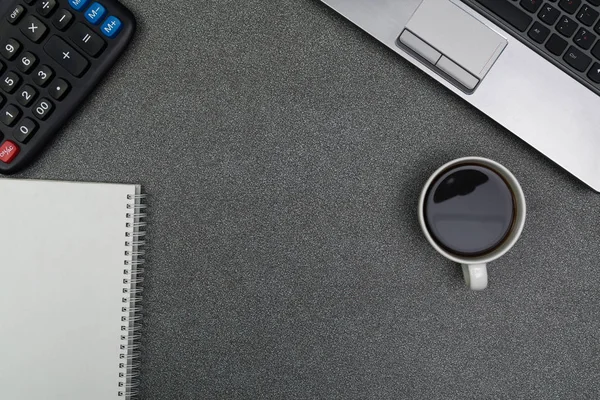 Dizüstü bilgisayar ya da dizüstü bilgisayar, hesap makinesi ve kahve wor üzerinde