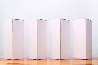 Ahşap uzun maddelerle dört paket beyaz karton kutu boş 