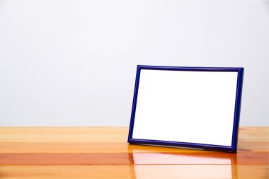 Kopya alanı ile ahşap masa mavi fotoğraf karesinde boş, resim 
