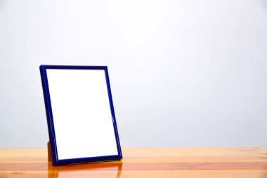 Kopya alanı ile ahşap masa mavi fotoğraf karesinde boş, resim 