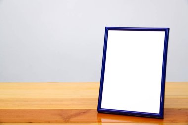 Kopya alanı ile ahşap masa mavi fotoğraf karesinde boş, resim 