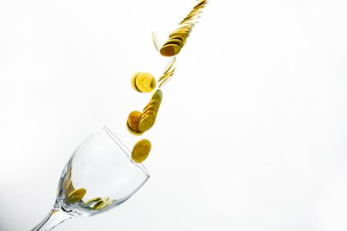 Altın sikke splash bir bardak şampanya duvar backgrou