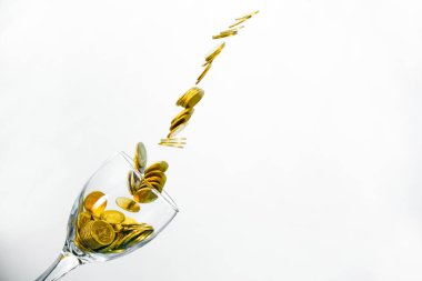 Altın sikke splash bir bardak şampanya duvar backgrou