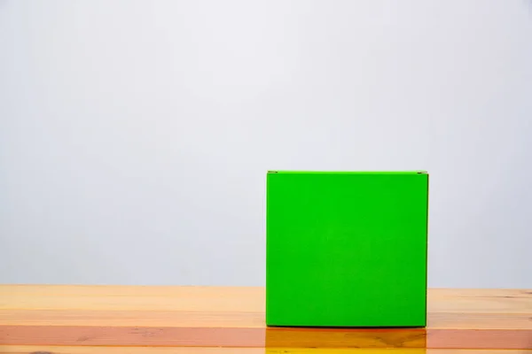 Pusty pakiet zielone pudełko kartonowe makiety do elementów produktu na w — Zdjęcie stockowe