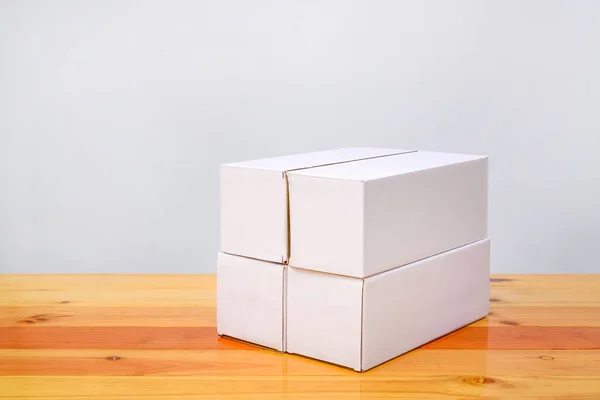 Caixa de papelão branco vazio de quatro pacotes para itens longos em madeira — Fotografia de Stock
