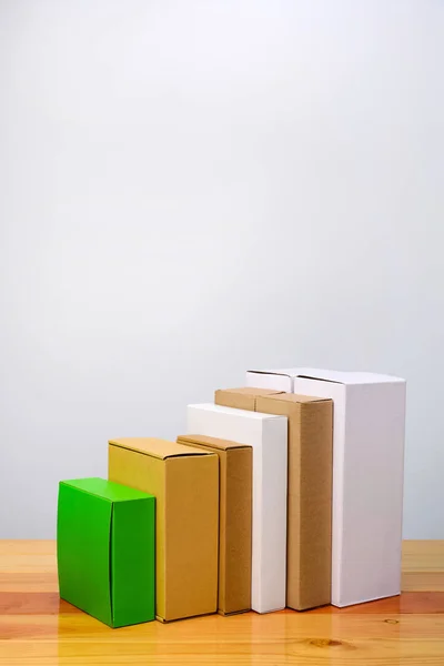 组的纸板箱不同颜色和大小，桩的包 — 图库照片