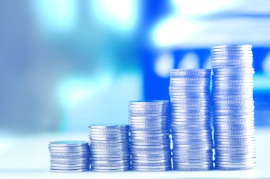 Yığınlar sikke ve hesap kitap veya kredi kartı ile çalışma tablosu