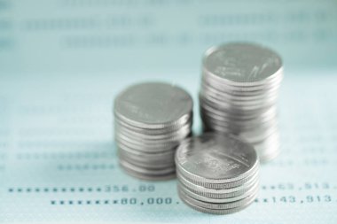 Yığınlar sikke ve hesap kitap veya kredi kartı ile çalışma tablosu