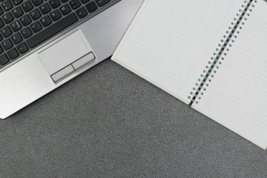 Dizüstü bilgisayar ya da defter ve çalışma tablosu kopyası ile not etmek 