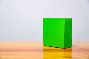 Paket yeşil karton kutu sahte w ürün öğeleri için boş