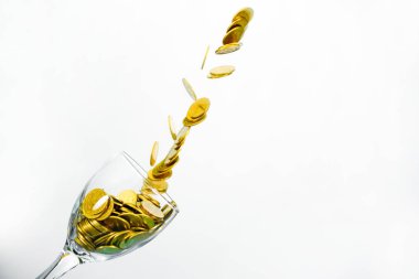 Altın sikke splash bir bardak şampanya duvar backgrou