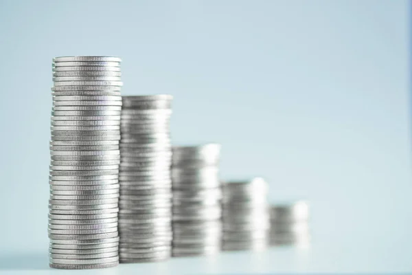 Montones de monedas en mesa de trabajo, finanzas y concepto de negocio , — Foto de Stock