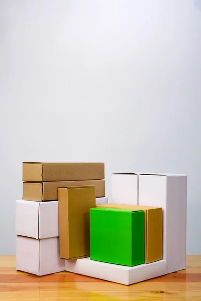 Grupp av kartong olika färg och storlek, högen av paketet — Stockfoto