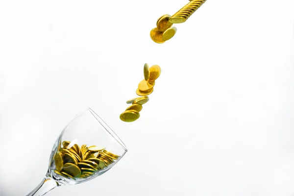 Arany érmék splash egy pohár pezsgőt a fal háttérb — Stock Fotó