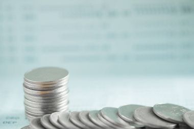 Yığınlar sikke ve hesap kitap veya kredi kartı ile çalışma tablosu