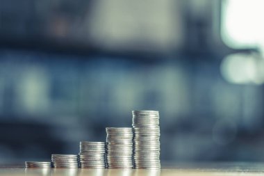 Çalışma tablosu, finans ve iş kavramı sikkelerinde yığınları, 