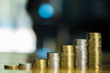 Çalışma tablosu, finans ve iş kavramı sikkelerinde yığınları, 