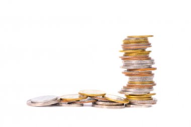 Sütunları sikke, sikke beyaz arka plan üzerinde yığınları