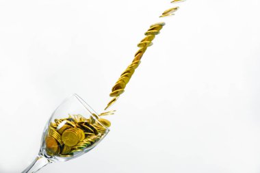 Altın sikke splash bir bardak şampanya duvar backgrou