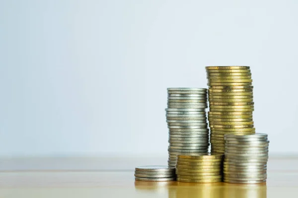 Montones de monedas en mesa de trabajo, finanzas y concepto de negocio , — Foto de Stock