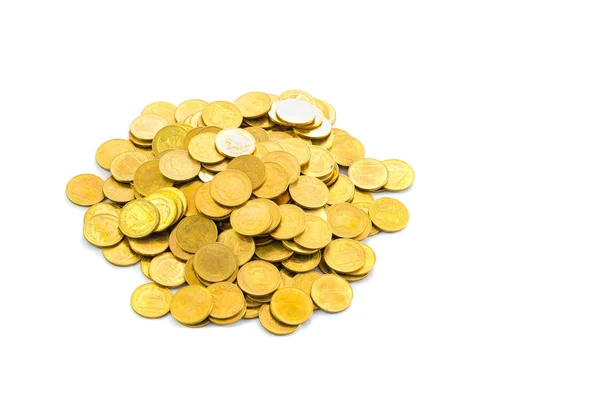 Säulen von Goldmünzen, Stapel von Münzen auf weißem Hintergrund — Stockfoto